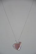 A 9ct / 375 white gold necklace and mother of pearl heart pendant. Marked 9k / 375.