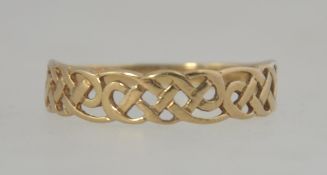 A hallmarked 9ct gold ring with pierced celtic knott motif. Size R. Hallmarked Birmingham.