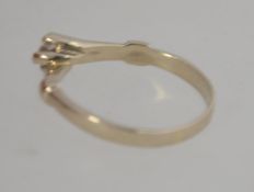 An 18ct white gold ladies single stone ring having buckle style shoulders. The stone approx pnts.