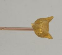 A 15ct gold stick / hat pin with fox head mount.