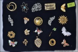A collection of 20 vintage and retro costume jewellery brooches to include butterflies, paste,