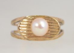 A 9ct gold and single pearl vintage ladies ring.