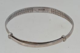 A vintage 1950s chinese expanding silver / white metal bangle bracelet with star decoration.