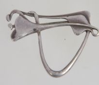 A silver Art Nouveau brooch in the form of tulips having a roll over pin to verso. Weight 3.