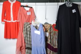 10x COSTUMES: Group of 10 costumes / out