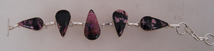 A 925 silver bracelet with teardrop cabo