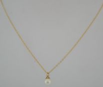 A hallmarked 9ct gold pearl drop pendant necklace with single pearl drop. Marked 9ct.