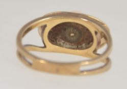 A 9ct gold and single pearl vintage ladies ring.