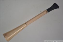 A 9ct gold vintage cheroot holder being hallmarked for Birmingham 1982 with ebonised mouthpiece.