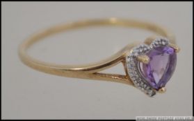 A 9ct gold and amethyst set heart shaped stone ring. Stamped 375. Size N.5 / Weight 1.