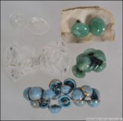 A collection of vintage and antique buttons to include a set of Jade buttons, glass buttons,