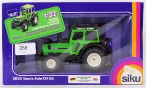 SIKU: A boxed Siku diecast model Tractor - 2850 Deutz-Fahr DX86. Mint, within the original box.