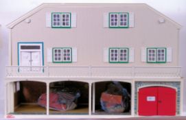 LUNDBY DOLLS HOUSE: A good vintage 1960's Lundby of Sweden made dolls house.