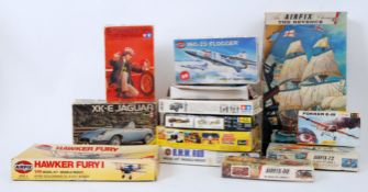 MODEL KITS: A collection of assorted vintage plastic model kits to include Revell, Tamiya,