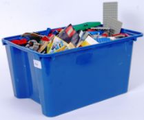 LEGO: A quantity of approx 3kg of loose vintage 1970's & 1980's Lego.