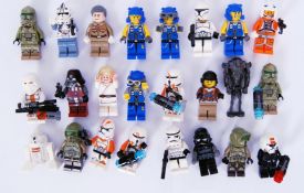 LEGO: A collection of 24x Lego Star Wars minifigures to include Luke Skywalker, Stormtrooper,