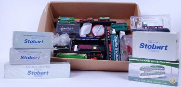 ATLAS EDITIONS: A box of assorted loose and boxed Atlas Edition plastic / diecast models.