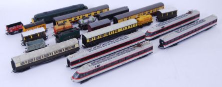 00 GAUGE: A collection of assorted 00 gauge railway trainset rolling stock, to include carriages,