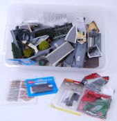 00 GAUGE: A quantity of assorted 00 gauge railway trainset accessories and related pieces to
