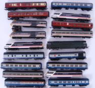 00 GAUGE: A large collection of 20x 00 gauge railway trainset locomotives and carriages.