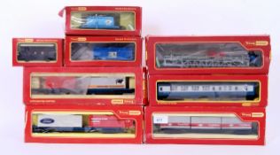 TRIANG HORNBY: A collection of 8x vintage 00 gauge Triang Hornby railway trainset carriages /