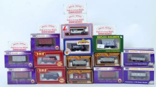 ROLLING STOCK; A collection of 19x 00 gauge railway trainset rolling stock wagons.
