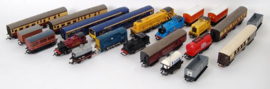 00 GAUGE: A quantity of assorted 00 gauge railway trainset locomotives and carriages etc, all loose,