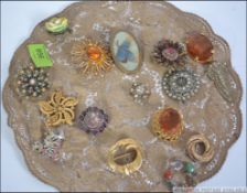 A collection of 15 costume jewellery brooches to include rhinestone set,