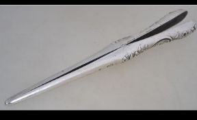 A hallmarked silver pair of Edwardian glove stretchers - hallmarked for Chester to the end.