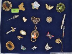A collection of 20 costume jewellery brooches to include cameos, marcasite and silver 925 examples.