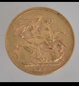 A 1892 Victoria gold full sovereign. Weight 8g.
