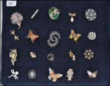 A collection of costume jewellery brooches ( twenty in total) to include silver examples,