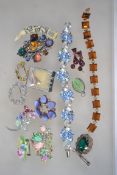 A collection of vintage 20th century costume jewellery to include brooches,