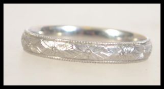 A hallmarked 950 platinum band ring with etched foliate decoration. Hallmarked Birmingham. Weight 3.