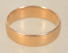 An 18ct hallmarked gold band ring weighing 5.