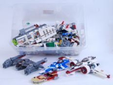 LOOSE STAR WARS LEGO: A collection of approx 4kg of loose (mostly) Star Wars related Lego.