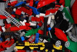 LOOSE LEGO: A good box of assorted 1980's Lego to include parts for Pirates, Knights, Castle etc.