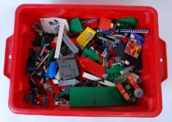 LOOSE LEGO: A good collection of assorted loose vintage Lego (nearly all 1980's) to include mostly