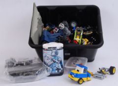 LOOSE LEGO: A collection of approx 3kg of assorted loose Lego - to include Super Heroes, vintage,