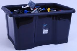 LOOSE LEGO: A collection of approx 5kg of assorted vintage loose Lego to include some Space, City,