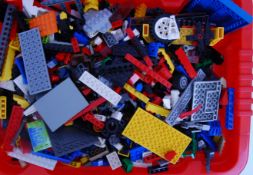 LOOSE LEGO: A collection of approx 4kg of assorted vintage loose Lego to include some Space, City,