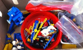 1970's / 1980's LEGO: A collection of assorted loose vintage 1980's / 1970's Lego.