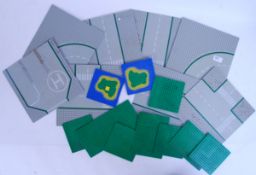 LEGO BASE PLATES: A collection of 18x original vintage Lego Town / Pirates base plates.