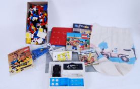 VINTAGE LEGO: A collection of assorted vintage loose Lego to include base plates, bricks,