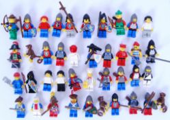 VINTAGE MINIFIGURES: A collection of 40x assorted 1980's and vintage Lego minifigures - mostly