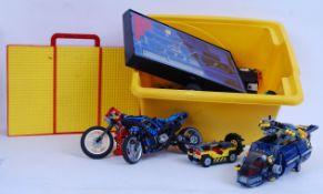 VINTAGE LEGO: A collection of assorted loose vintage Lego to include Technics, Super Heroes,