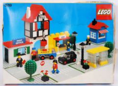 LEGO TOWN: An original vintage Lego Legoland Town 159 ' Town Square ' set.