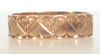 A hallmarked 9ct gold band ring with concentric heart decoration. Birmingham hallmarks 375 marked.