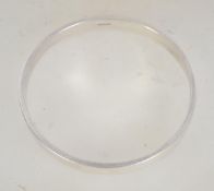A hallmarked 925 silver contemporary bangle. Hallmarked for Birmingham. Weight 36g. Diameter 7cms.