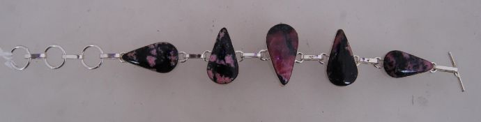 A 925 silver bracelet with teardrop cabochon stone links with toggle clasp. Marked 925.